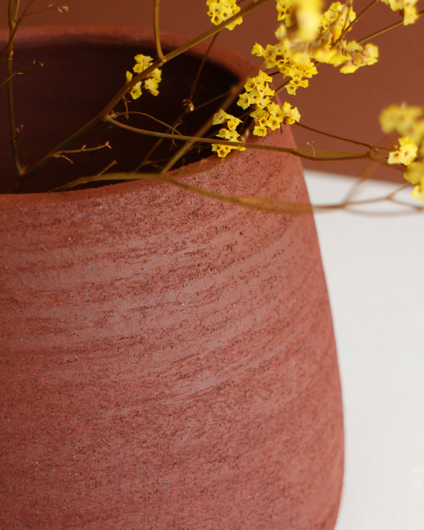 Vaso conico materico rosso lava
