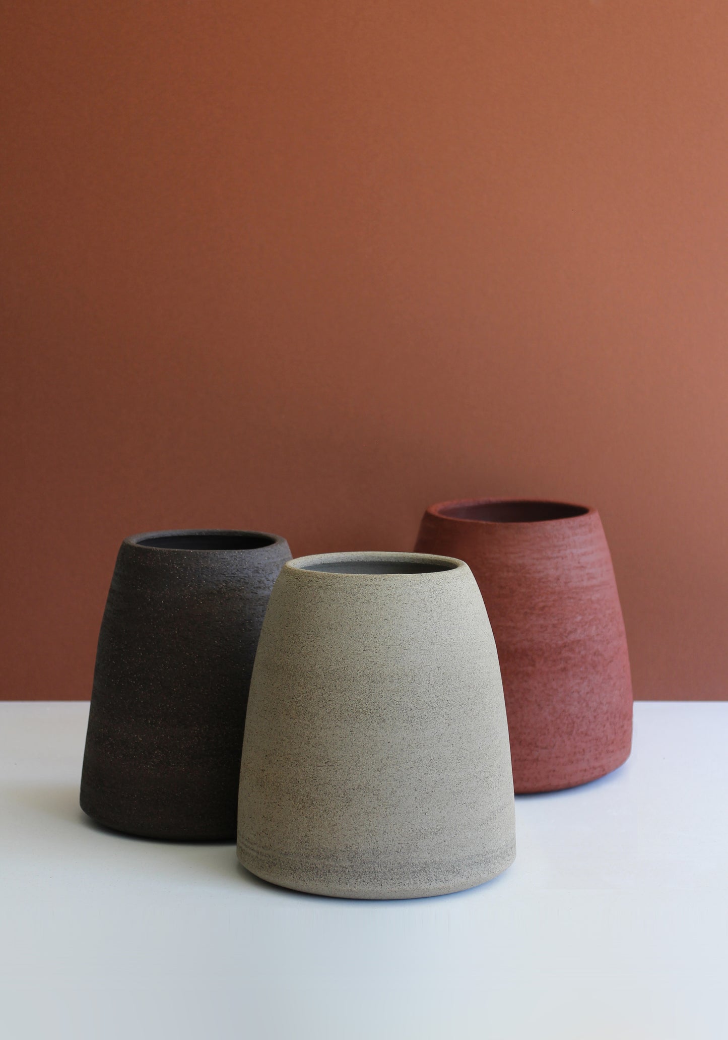 Vaso conico materico rosso lava